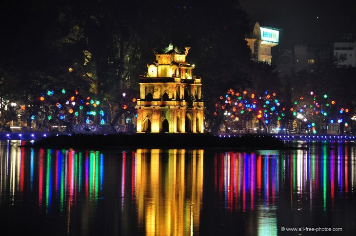 One day at Hoan Kiem Lake  - ảnh 6